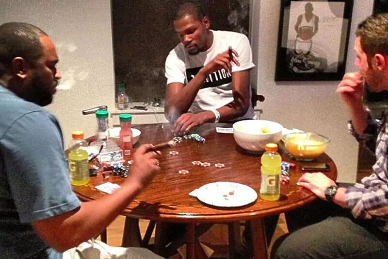 Kevin Durant konzumira marihuanu igrajući poker s prijateljima (Foto: Twitter)