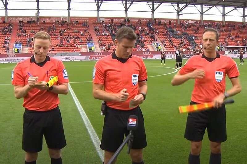 Felixa Brych s pomoćnicima na utakmici između Ingolstadta i Nurnberga (Foto: Screenshot)