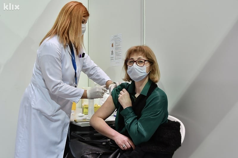 Građani moraju doći na revakcinaciju na onaj punkt na kojem su primili prvu dozu (Foto: I. Š./Klix.ba)