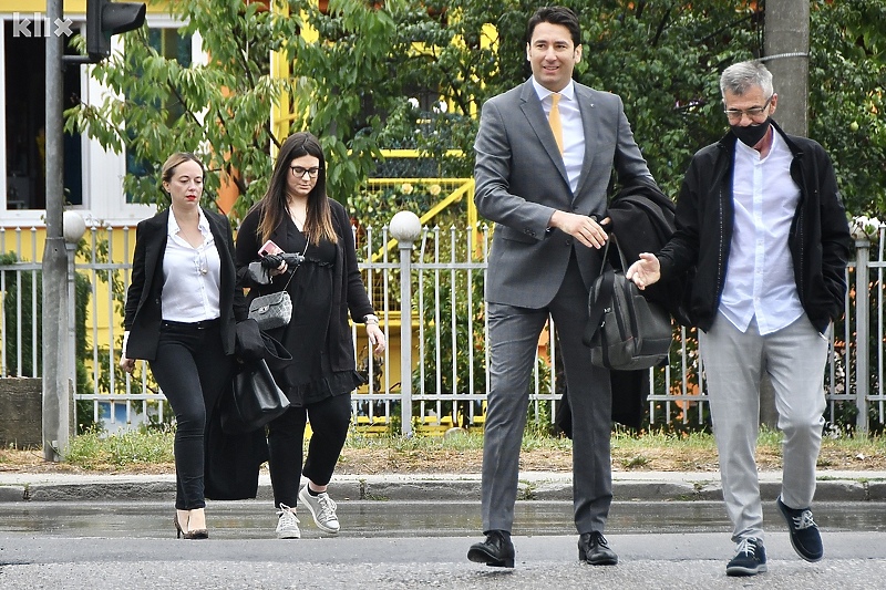 Alisa Ramić (Mutap) sa advokaticom i njen otac Zijad sa advokatom (Foto: I. Š./Klix.ba)