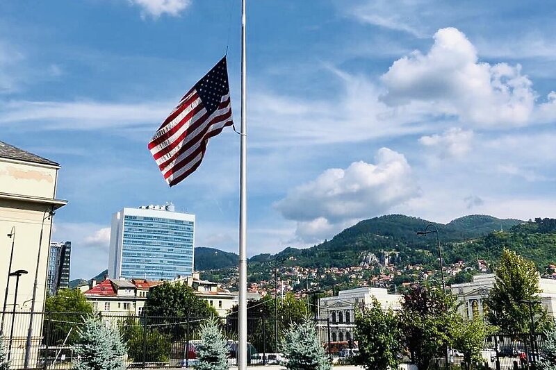 Ambasada SAD-a u BiH spustila zastavu na pola koplja B_210827031