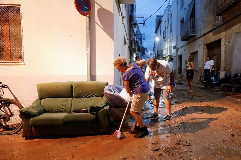 Građani čiste nakon poplave (Foto: EPA-EFE)
