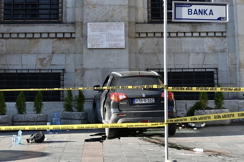 Vozilom se zabila u zgradu Centralne banke (Foto: I. Š./Klix.ba)