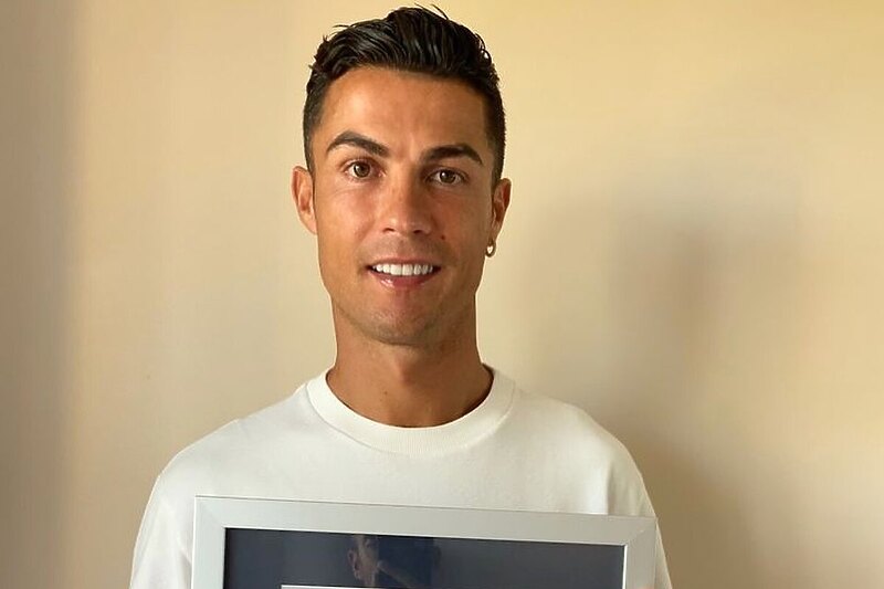 Cristiano Ronaldo s certifikatom Guinnessove knjige rekorda