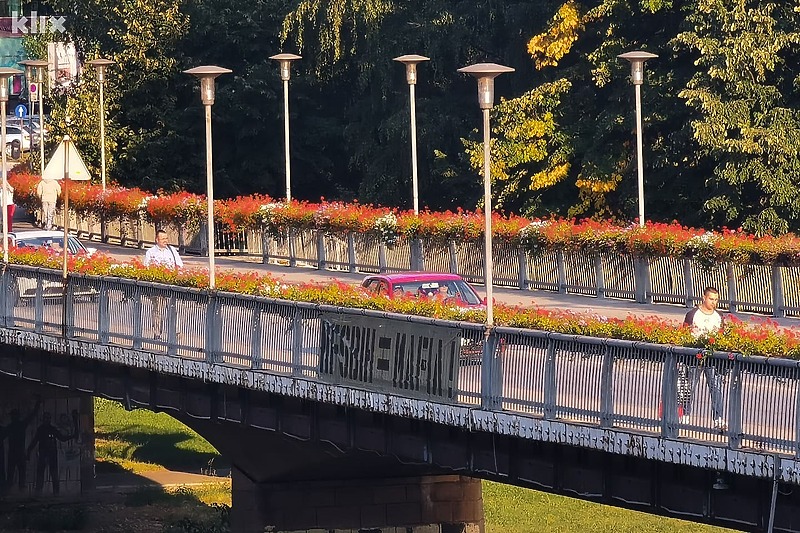 Transparent u Zenici s porukom (Foto: Klix.ba)