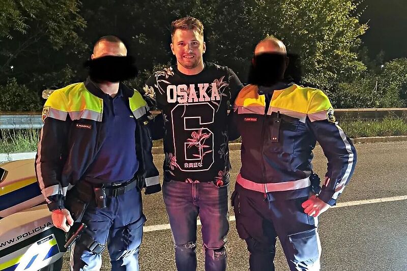 Dončić se fotografisao s policajcima (Foto: Instagram)