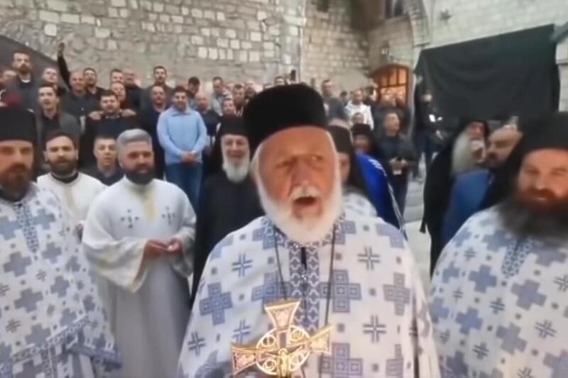 Sveštenica pjevaju "Kad se vojska na Kosovo vrati"
