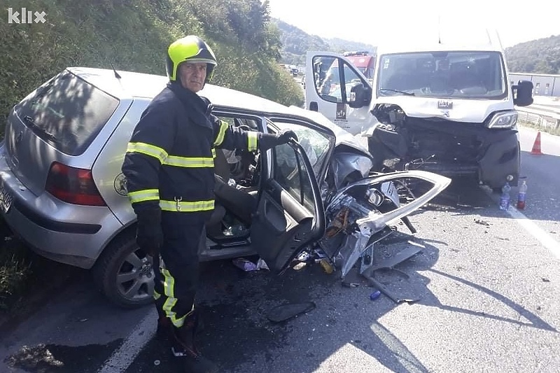 Na mjestu nesreće su intervenisali i vatrogasci (Foto: PVJ Srebrenik)