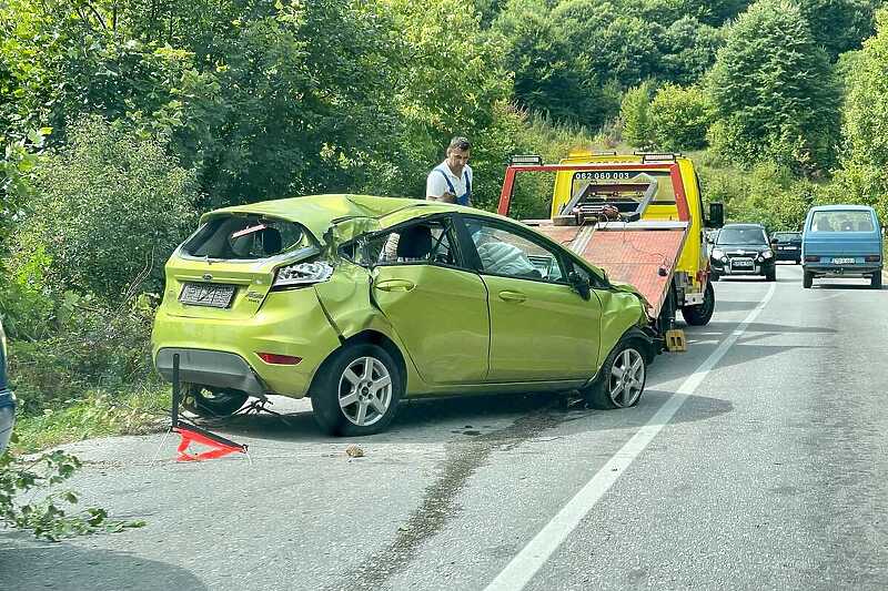 Na automobilu načinjena materijalna šteta (Foto: Klix.ba)