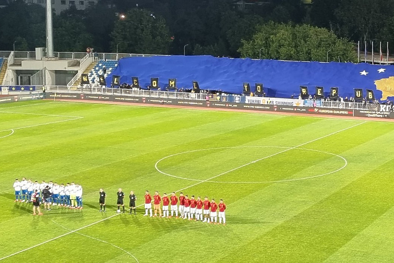 Navijači Kosova istakli su koreografiju kada je krenula himna Španije (Foto: Twitter)