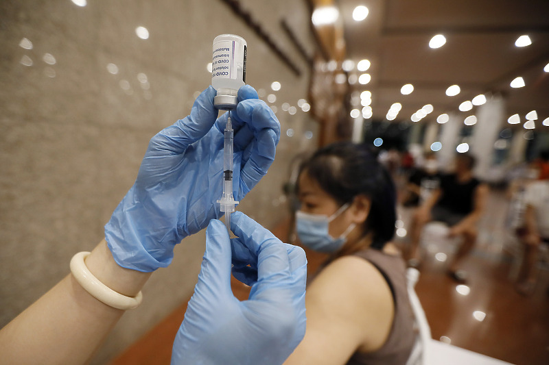 U pojedinim državama počela vakcinacija i trećom dozom vakcine (Foto: EPA-EFE)