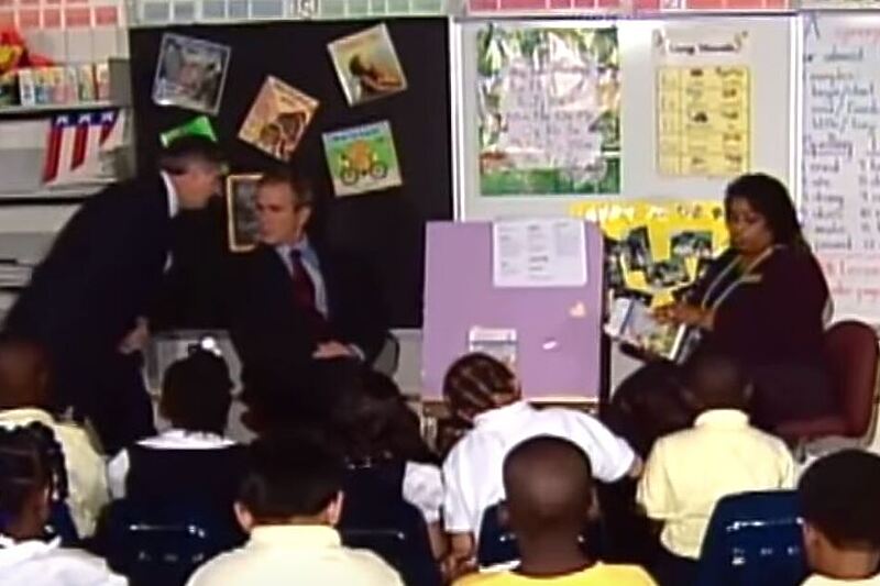 Trenutak kada je Card kazao Bushu šta se dešava 11. septembra 2001. (Foto: Screenshot YouTube Fox)