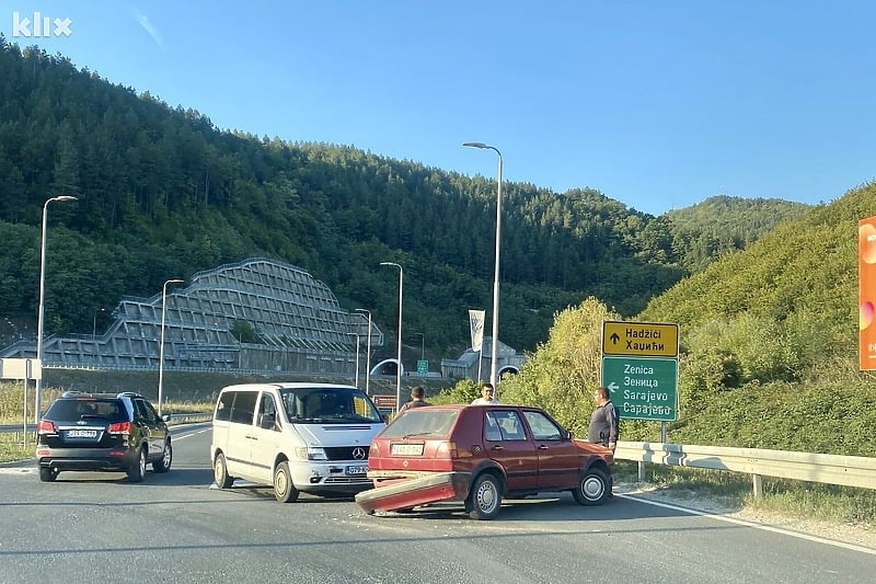 Nastupila materijalna šteta na automobilima (Foto: Klix.ba)