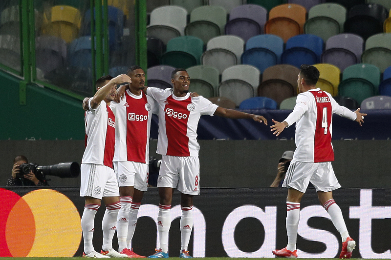 Haller (drugi s lijeve strane) slavi gol sa saigračima iz Ajaxa (Foto: EPA-EFE)