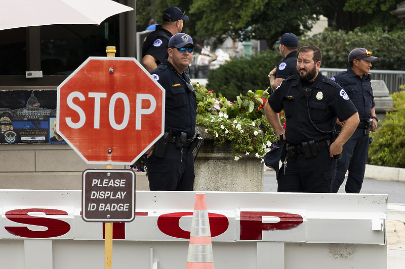 Policija i sigurnosne agencije podigli su ponovo ogradu oko Capitola (Foto: EPA-EFE)