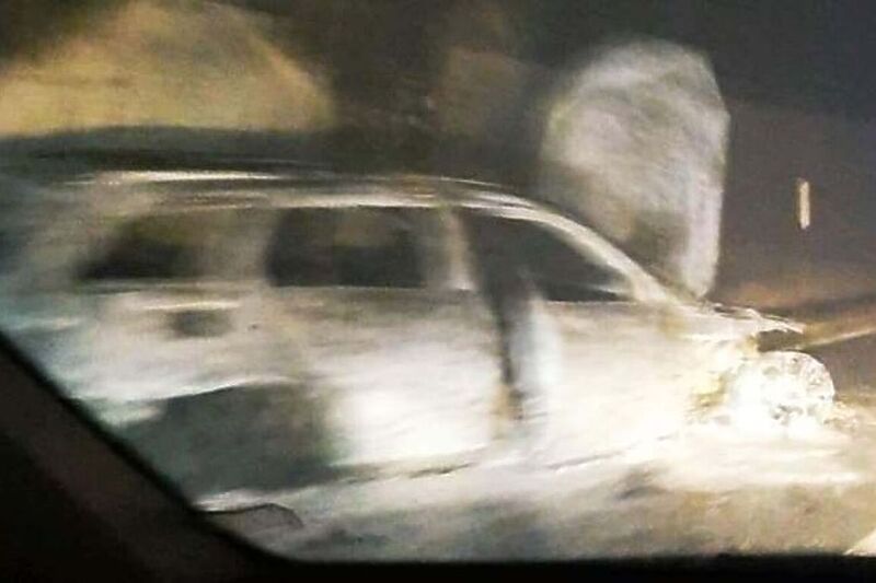 Zapaljeni automobil u kojem su bile sudije (Foto: Društvene mreže)