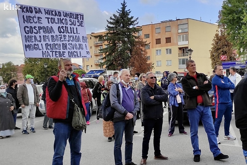 Na protestima u Kalesiji bilo je 100 građana (Foto: Klix.ba)