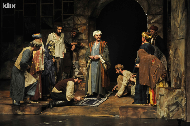 Dio ansambla Narodnog pozorišta u Tuzli u predstavi "Posljednja ljubav Hasana Kaimije" (Foto: Arhiv/Klix.ba)