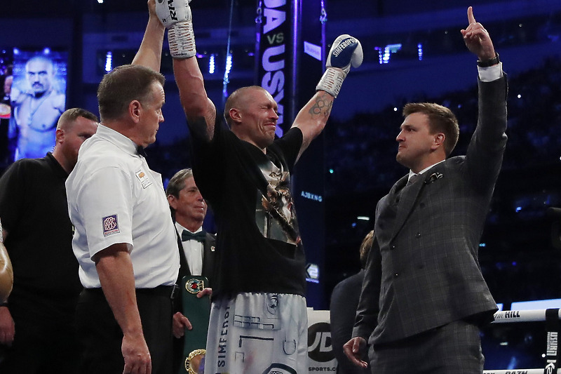 Usyk se rasplakao nakon proglašenja pobjednika (Foto: Twitter/Reuters)