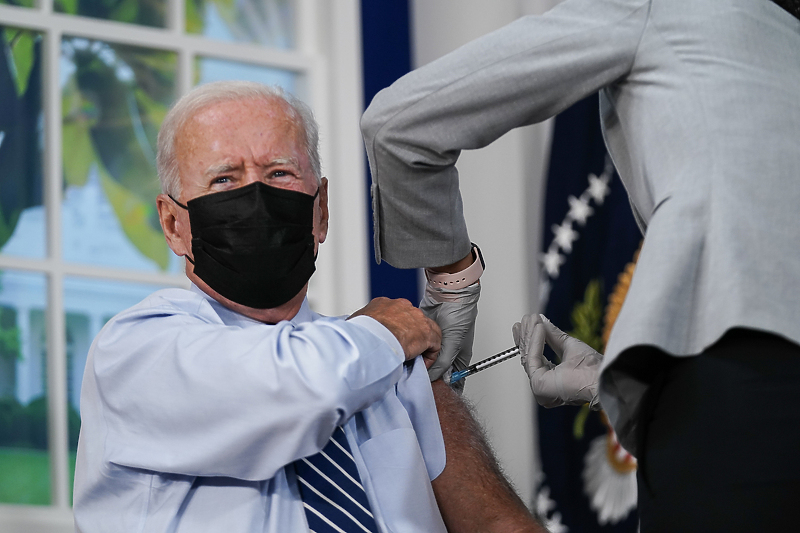 Joe Biden vakcinisan trećom dozom vakcine (Foto: EPA-EFE)