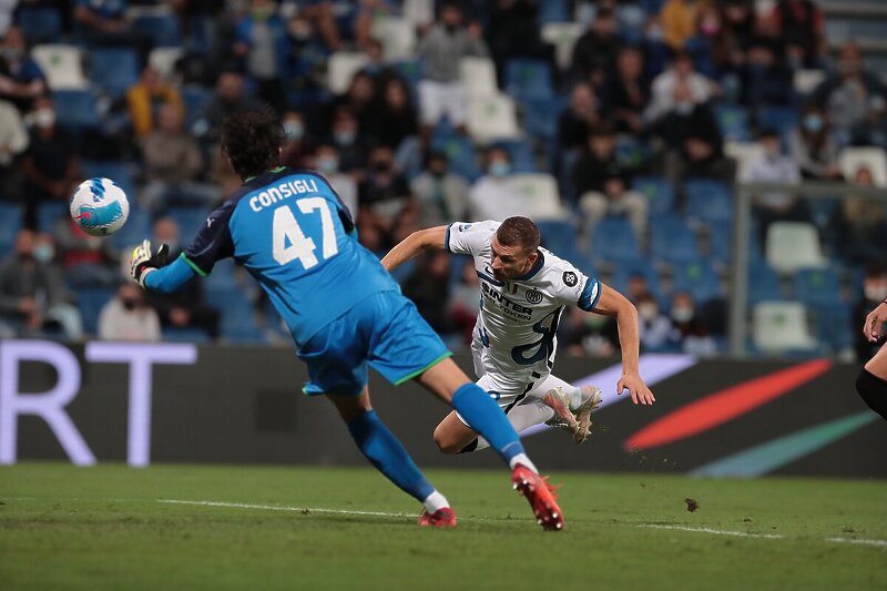 Trenutak kada Edin Džeko postiže gol za poravnanje Intera protiv Sassuoloa