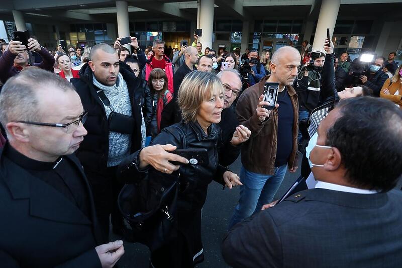 Medicinski radnici ispred KBC Zagreb (Foto: Patrik Macek/PIXSELL)