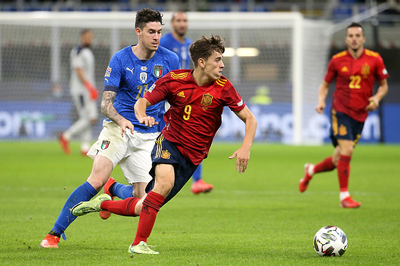 Gavi u duelu protiv Italije (Foto: EPA-EFE)