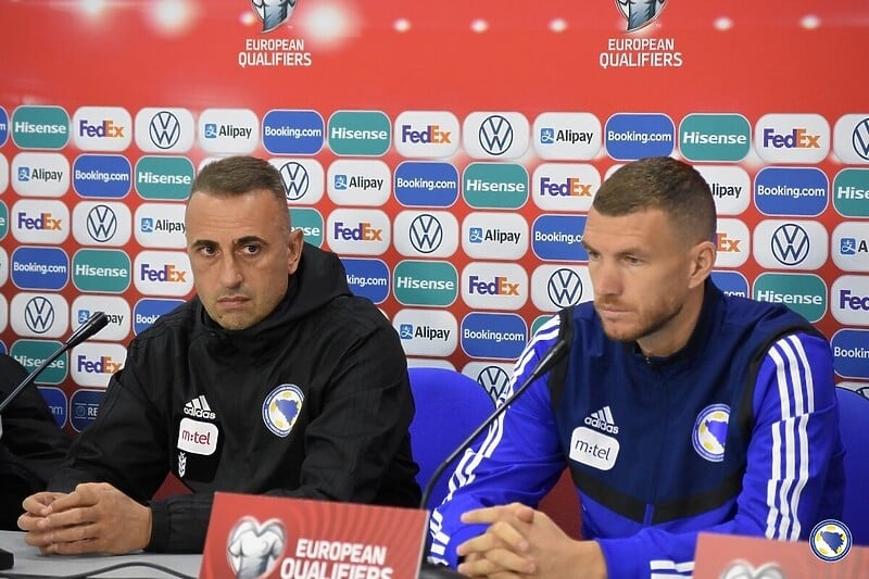 Petev i Džeko na konferenciji za medije (Foto: www.nfsbih.ba)