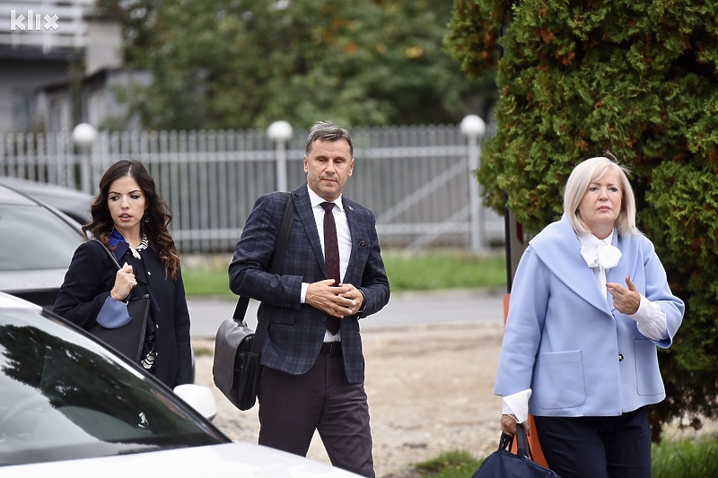Osumnjičeni Fadil Novalić s advokaticama (Foto: T. S./Klix.ba)