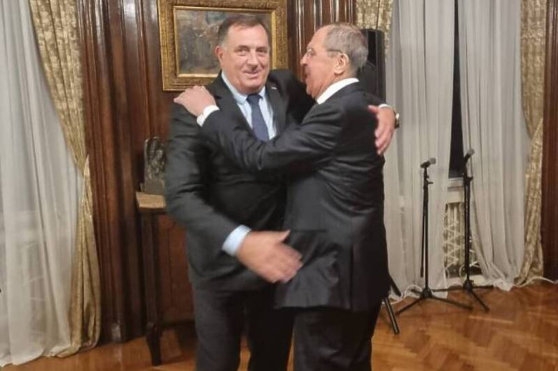 Zagrljaj Milorada Dodika i Sergeja Lavrova