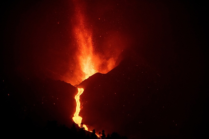 Lava ugrožava stambene objekte i poljoprivredna zemljišta