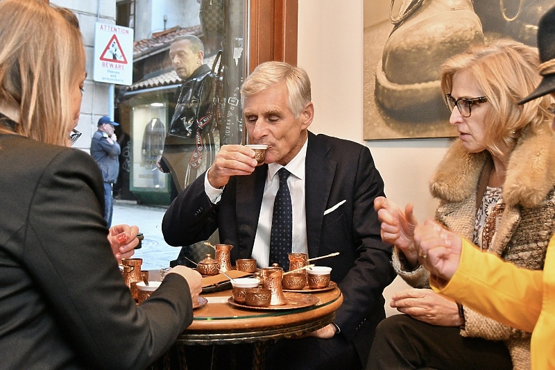 Michael Linhart uživao u kafi u Caffe Baru Andar (Foto: I. Š./Klix.ba)
