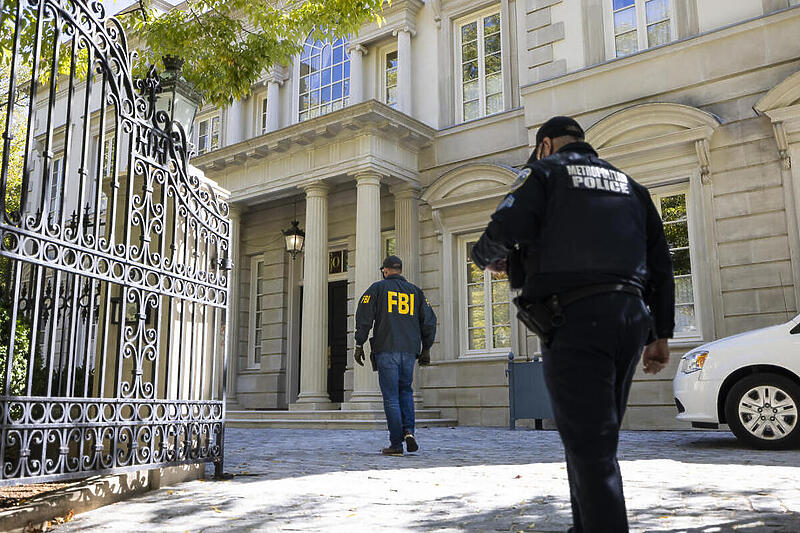 FBI u kući milijardera (Foto: EPA-EFE)