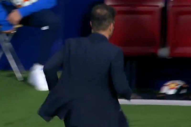 Simeone je ljutito otrčao u svlačionicu (Foto: Screenshot)