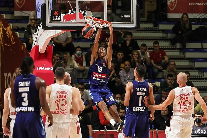 Louis Olinde zakucava na meču protiv Zvezde (Foto: Euroleague)