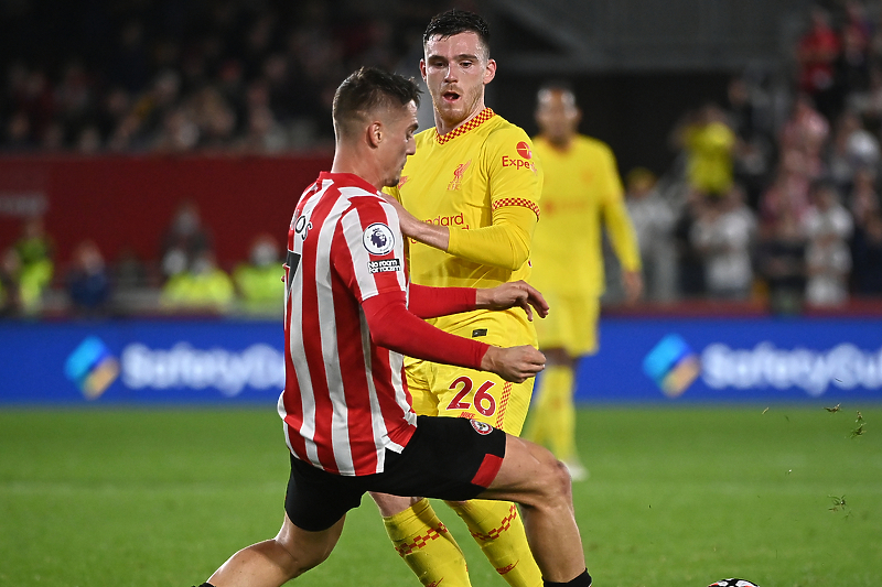 Canos u duelu s Liverpoolovim Robertsonom (Foto: EPA-EFE)