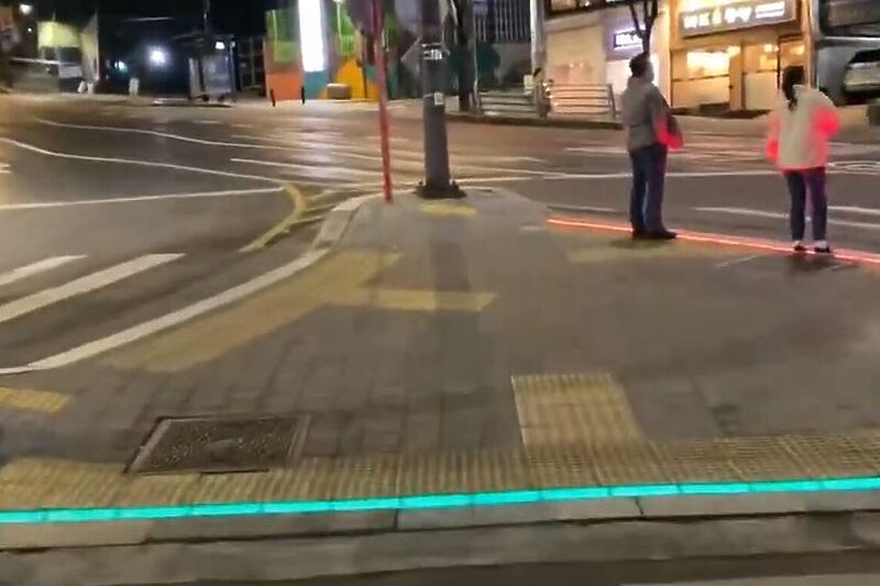 Semfor u Seulu za pješake koji neprestano gledaju u mobitel (Foto: Screenshot YouTube)