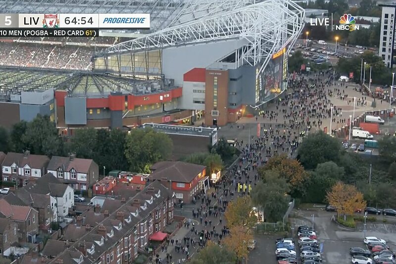Hiljade navijača napustile stadion pola sata prije kraja meča (Foto: Screenshot)
