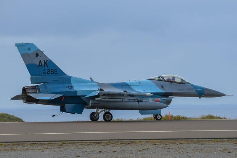 Lovac F-16 na aerodromu Šemja (Foto: Vojska SAD-a)