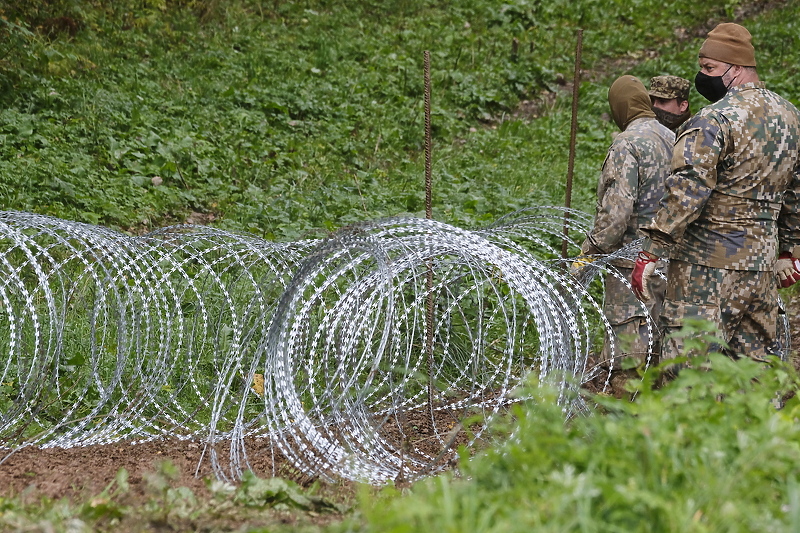 Na granici Poljske i Bjelorusije već postavljena ograda od žilet žice (Foto: EPA-EFE)