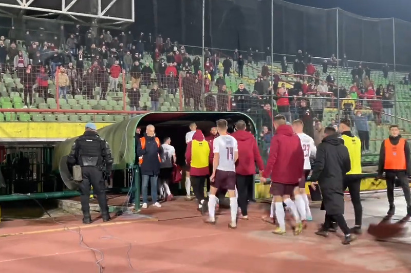 Trenutak kada su igrači napustili stadion (Foto: Screenshot)