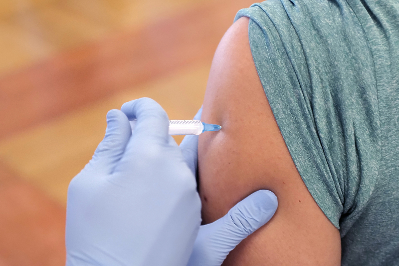U sve više država uposlenje se uslovljava vakcinacijom (Foto: EPA-EFE)