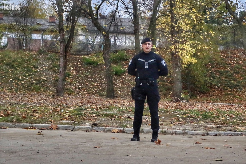 Na tuzlanskim policajcima dotrajale uniforme (Foto: A. K./Klix.ba)