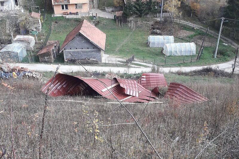 Vjetar odnio krov kuće u Rječici (Foto: Čitatelj)