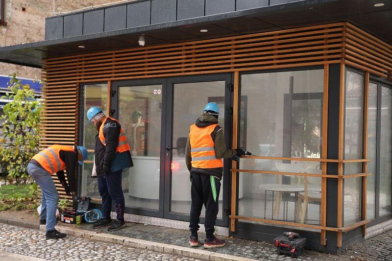 Počela demontaža kioska, koji je koštao 250.000 KM, u centru Sarajeva (Foto: Općina Stari Grad)