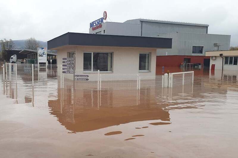 Poplavljen objekat Messera (Foto: Facebook)