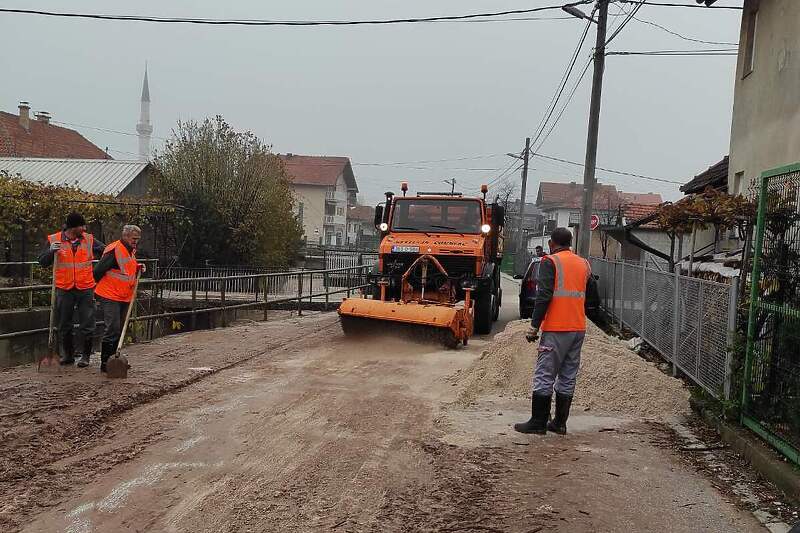U toku čišćenje ilidžanskog područja pogođenog poplavama (Foto: Općina Ilidža)