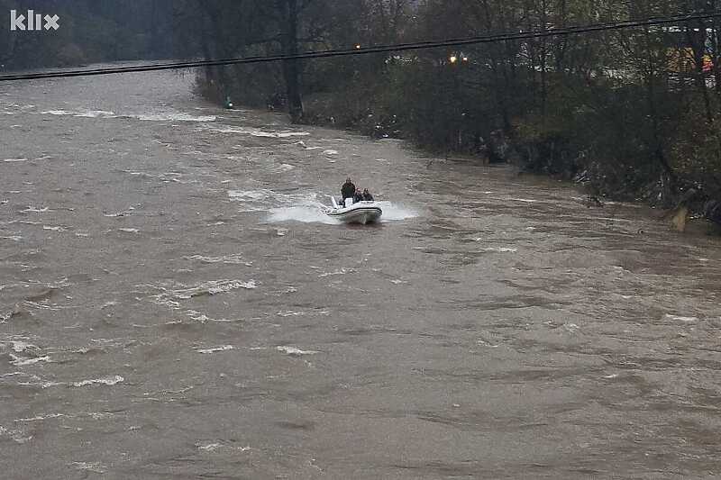 Pretražuje se riječno korito (Foto: E. M./Klix.ba)