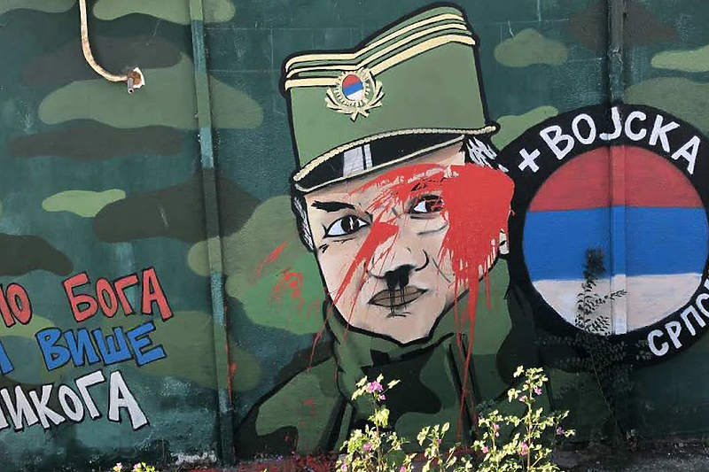 Uništeni mural ratnom zločincu Ratku Mladiću (Foto: Twitter Peščanik)