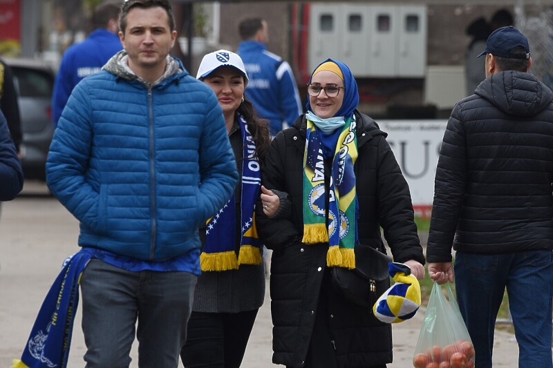 Navijači Zmajeva se spremaju za utakmicu (Foto: E. M./Klix.ba)